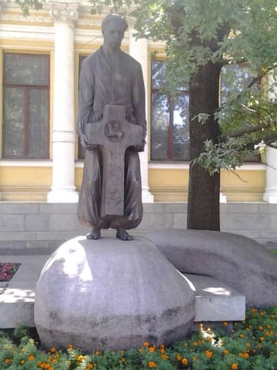 Екскурсія містом Дніпро, віртуальна подорож Україною, віртуальна подорож містами України, парк імені Глоби, театри Дніпра, Дніпровський національний академічний український музично-драматичний театр ім. Т. Шевченка, Історичний музей імені Яворницького, Спасо-Преображенський кафедральний собор Українська Православна Церква, скелясті береги Дніпра