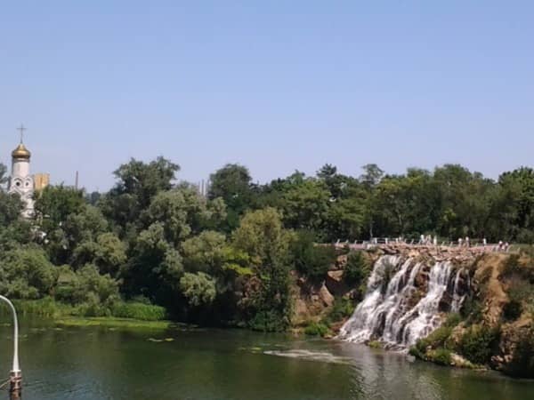 Екскурсія містом Дніпро, віртуальна подорож Україною, віртуальна подорож містами України, парк імені Глоби, театри Дніпра, Дніпровський національний академічний український музично-драматичний театр ім. Т. Шевченка, Історичний музей імені Яворницького, Спасо-Преображенський кафедральний собор Українська Православна Церква, скелясті береги Дніпра