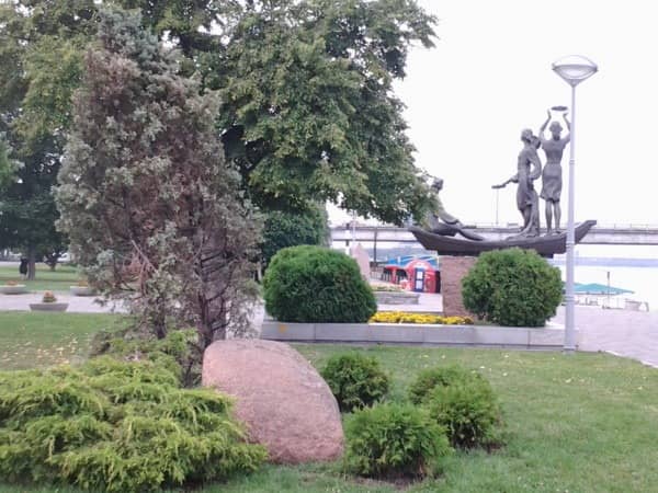 Екскурсія містом Дніпро, віртуальна подорож Україною, віртуальна подорож містами України, парк імені Глоби, театри Дніпра, Дніпровський національний академічний український музично-драматичний театр ім. Т. Шевченка, Історичний музей імені Яворницького, Спасо-Преображенський кафедральний собор Українська Православна Церква, скелясті береги Дніпра